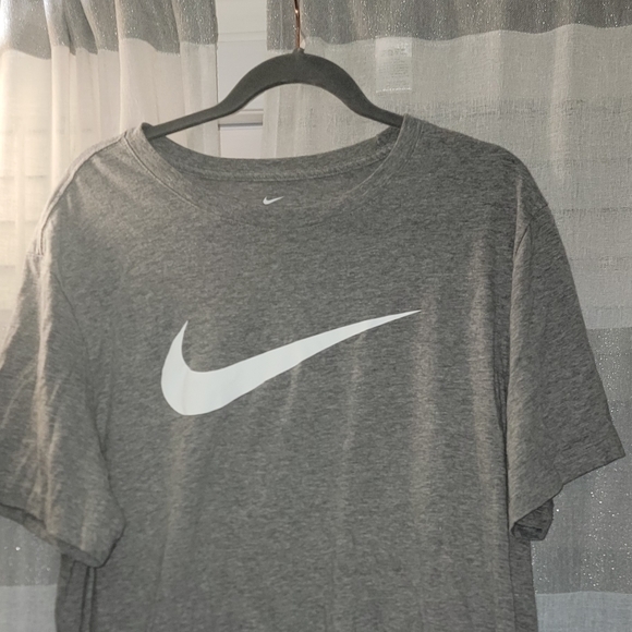 Men's Nike gray shirt. Only worn once - Picture 2 of 3